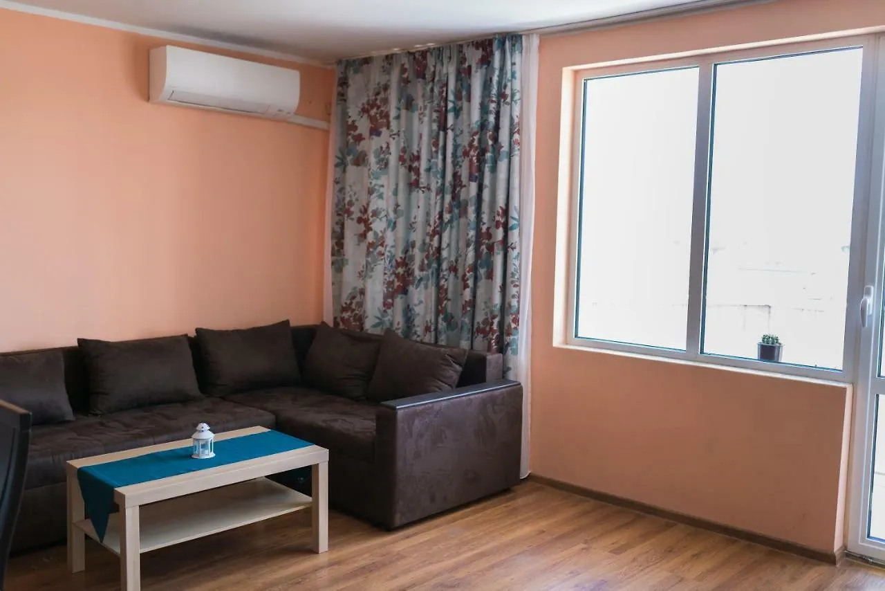 Sunny Apartment In The Centre Of فارنا